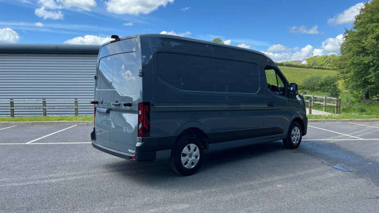 Renault Master Mwb Diesel Fwd MM35 Blue dCi 150 Advance Medium Roof Van